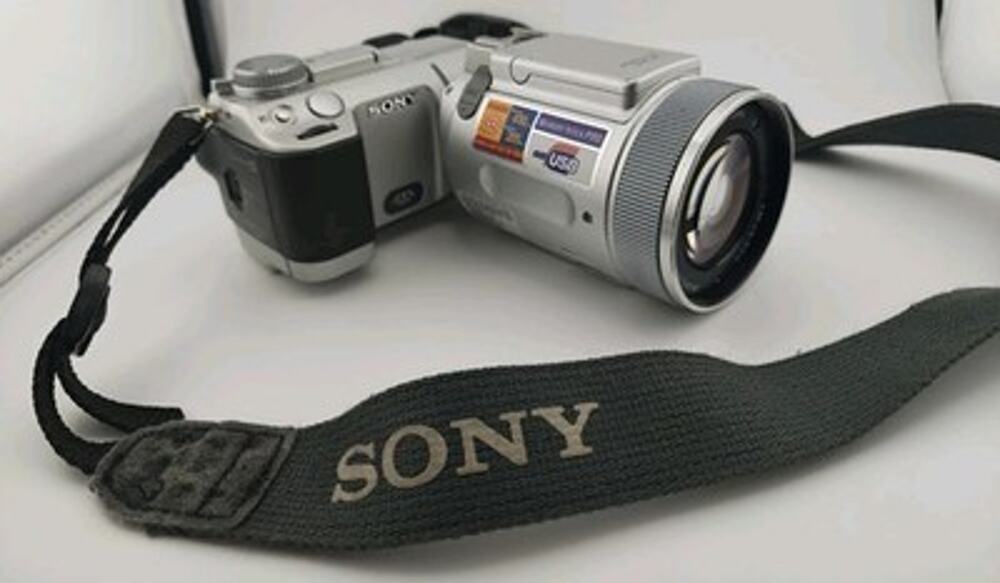 Sony Cyber-shot DSC-F717 5.0MP Digital Camera - For Parts / Repair Sensor Issue